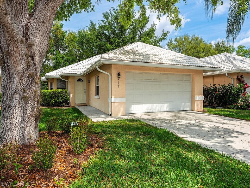 4902 Europa Dr in Naples, FL - Building Photo