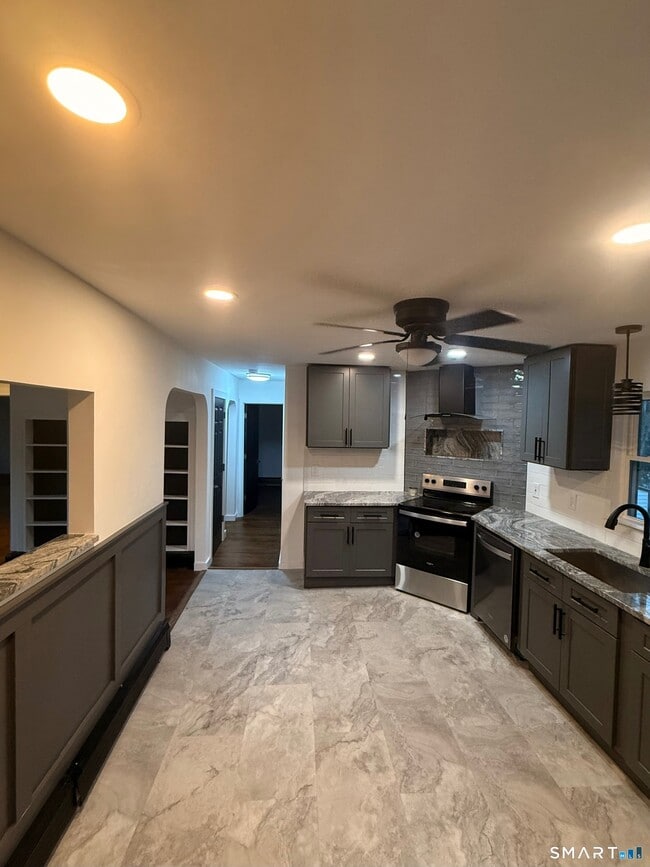 8 Eddy Rd in Montville, CT - Building Photo - Building Photo