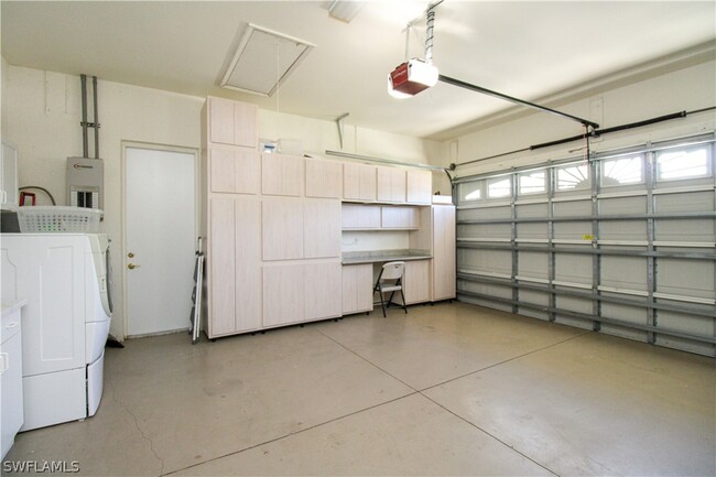 695 92nd Ave N in Naples, FL - Foto de edificio - Building Photo