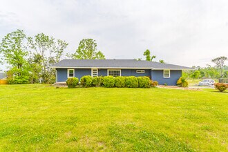 8011 Shallowford Rd in Chattanooga, TN - Building Photo - Building Photo