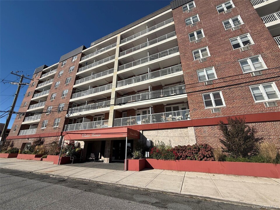 55 Monroe Blvd in Long Beach, NY - Building Photo
