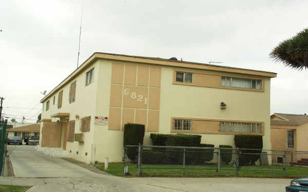 6821 11th Ave in Los Angeles, CA - Building Photo