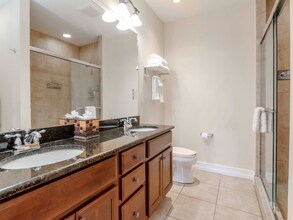 13941 Clubhouse Dr in Tampa, FL - Foto de edificio - Building Photo
