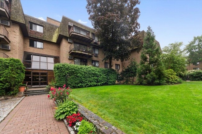 500 Central Park Ave in Scarsdale, NY - Building Photo - Building Photo