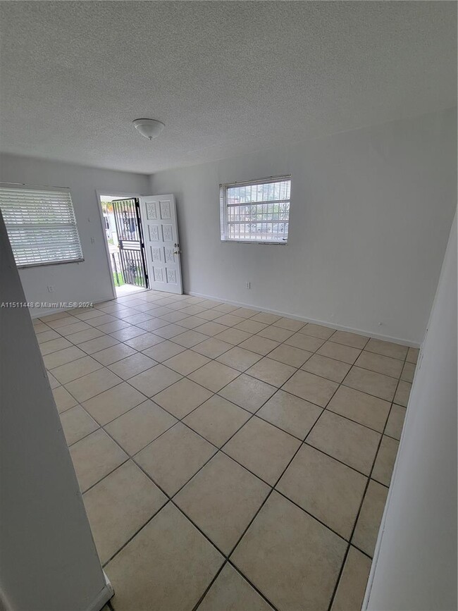 2723 SW 31st Pl-Unit -2725 in Miami, FL - Foto de edificio - Building Photo