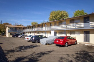 Edison Manor in Sacramento, CA - Foto de edificio - Building Photo