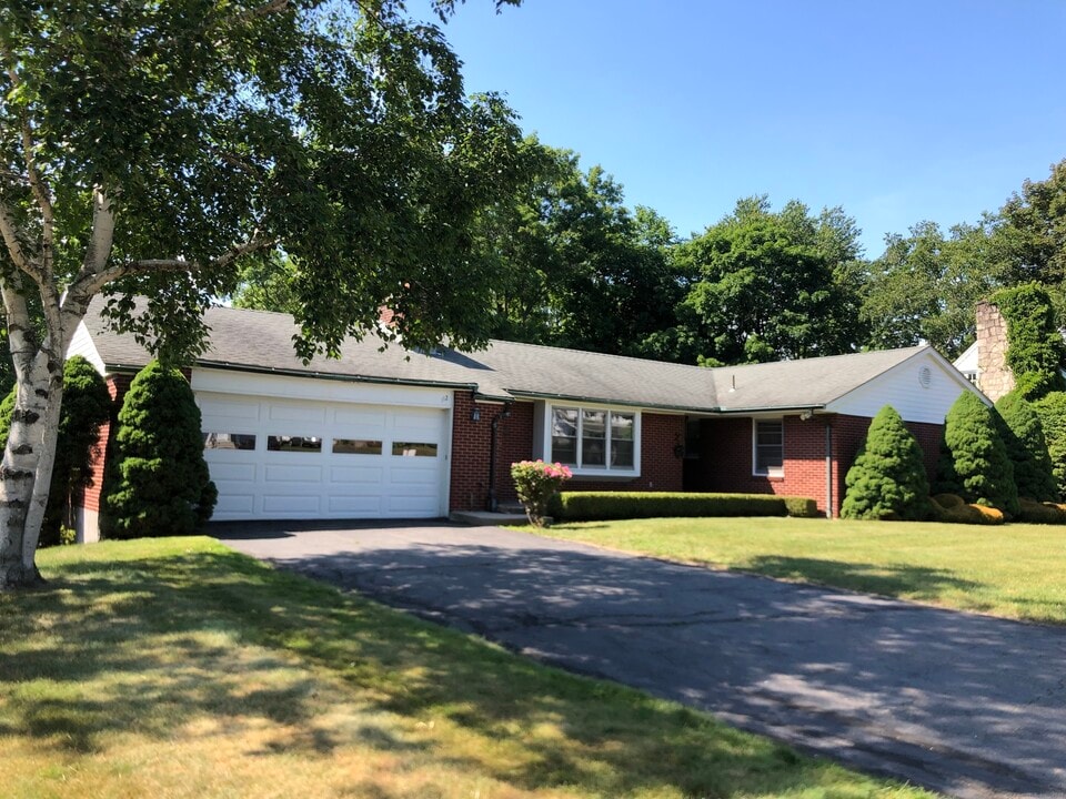 112 E Main St in Wallingford, CT - Building Photo