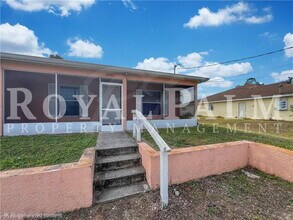 5231 27th St SW in Lehigh Acres, FL - Foto de edificio - Building Photo