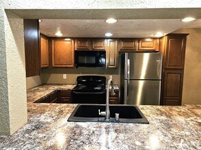 260 Shadybrook Ln in Las Vegas, NV - Building Photo - Building Photo