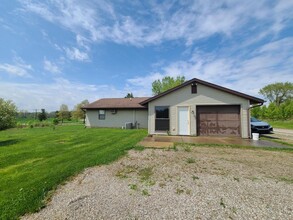 16924 Amstutz Rd in Leo, IN - Building Photo - Building Photo