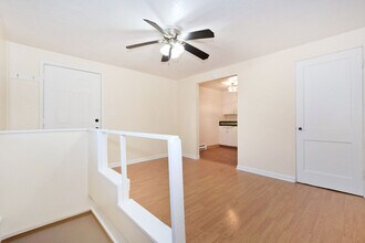 11240 SW Barbur Blvd, Unit 27 in Portland, OR - Foto de edificio - Building Photo