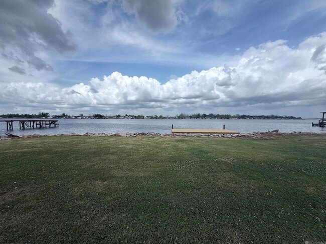 8174 False River Rd in Oscar, LA - Foto de edificio - Building Photo