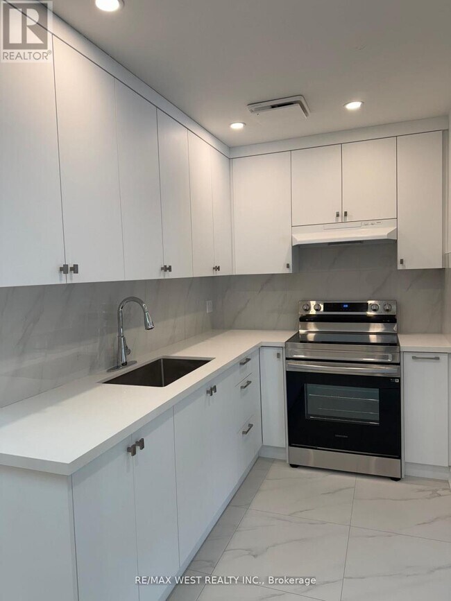 10-10 Tynevale Dr in Toronto, ON - Building Photo - Building Photo