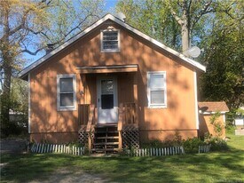 30 Seemans Ln in Milford, CT - Building Photo