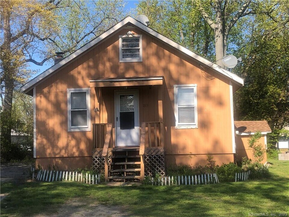 30 Seemans Ln in Milford, CT - Building Photo