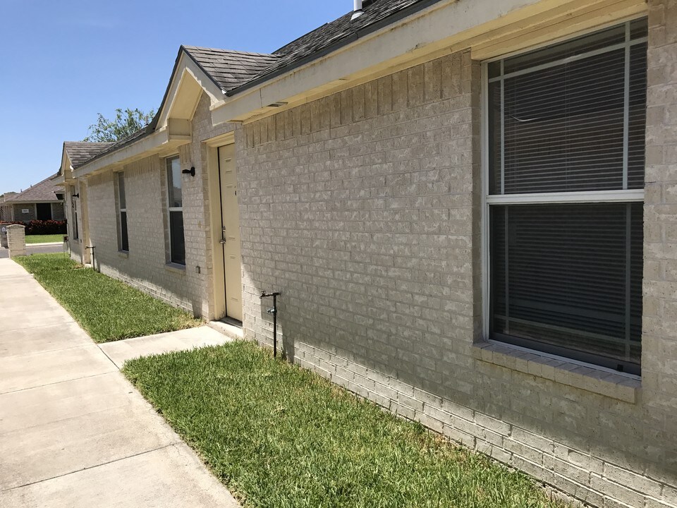 2016 Bahamas Dr, Unit #1 in Edinburg, TX - Building Photo