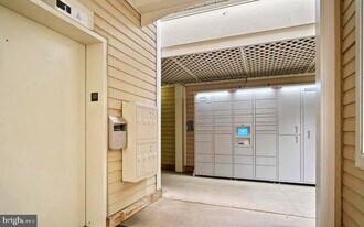 240 S Reynolds St in Alexandria, VA - Building Photo