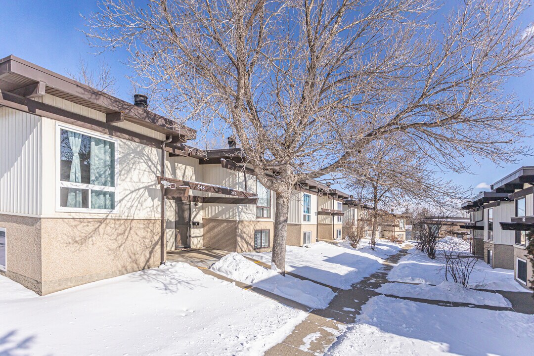 Lee Ridge Terrace in Edmonton, AB - Building Photo