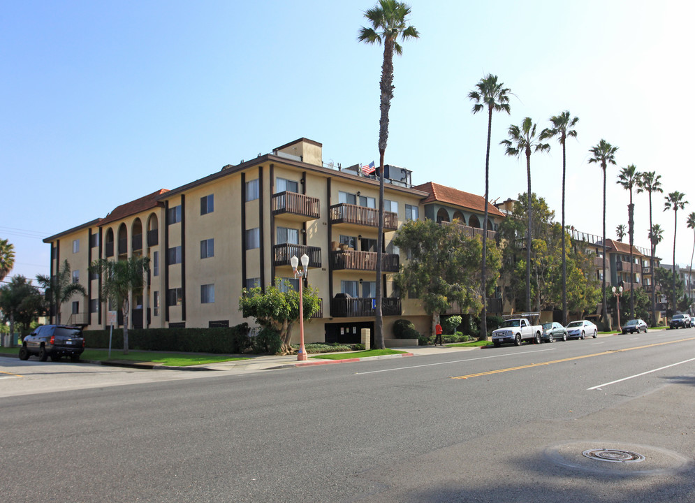 San Remos Apartment in Redondo Beach, CA - Building Photo