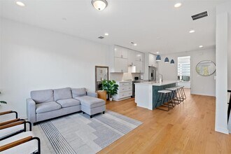 6020 Springdale Rd in Austin, TX - Building Photo - Building Photo