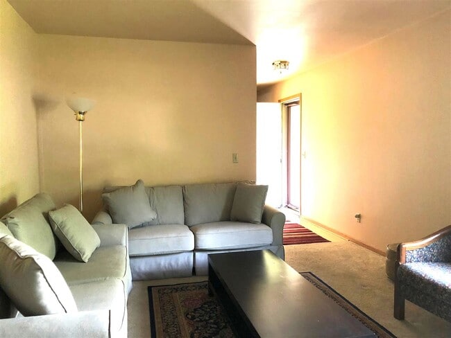 2 Newbury Cir in Madison, WI - Building Photo - Building Photo