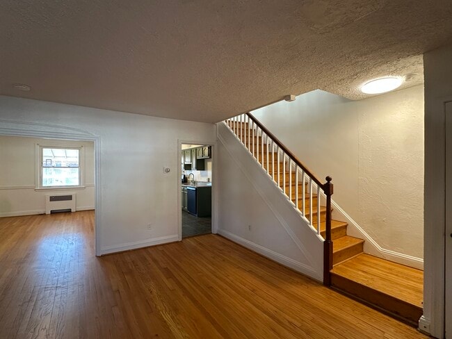 3823 Crestlyn Rd in Baltimore, MD - Foto de edificio - Building Photo