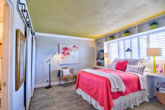 1365 Snell Isle Blvd NE-Unit -4-B in St. Petersburg, FL - Building Photo - Building Photo