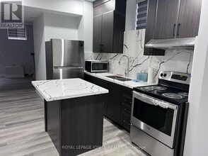 90 Merlin St in Oakville, ON - Building Photo - Building Photo