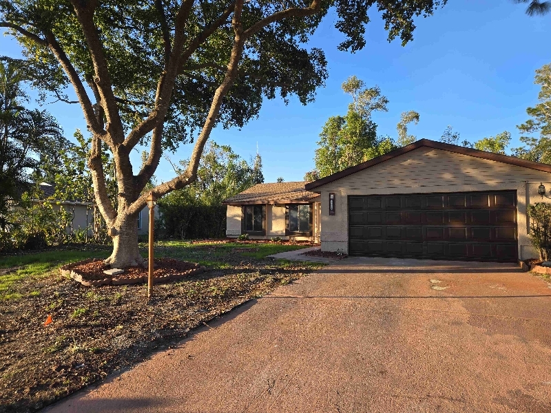 8097 Lake San Carlos Cir in Ft. Myers, FL - Foto de edificio