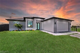 310 Diplomat Pkwy E in Cape Coral, FL - Building Photo