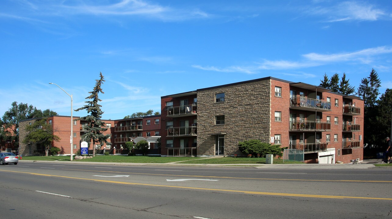 Centennial Court Apartments in Hamilton, ON - Building Photo