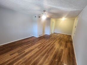 7084 Wildwood Cir in Louisville, KY - Building Photo - Building Photo