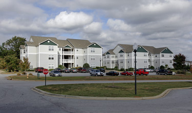 University Village at Clemson in Central, SC - Foto de edificio - Building Photo