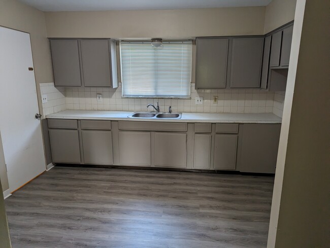 1237 Wyley Ave, Unit 1237 in Akron, OH - Foto de edificio - Building Photo