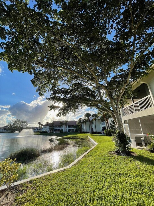 209 Cypress Point Dr in Palm Beach Gardens, FL - Building Photo