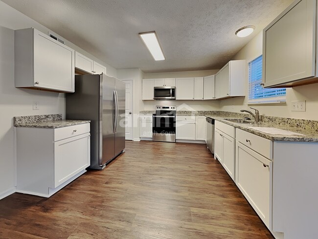 8281 Cardinal Ct in Avon, IN - Foto de edificio - Building Photo