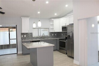 11401 Waveland Way in Tampa, FL - Building Photo - Building Photo