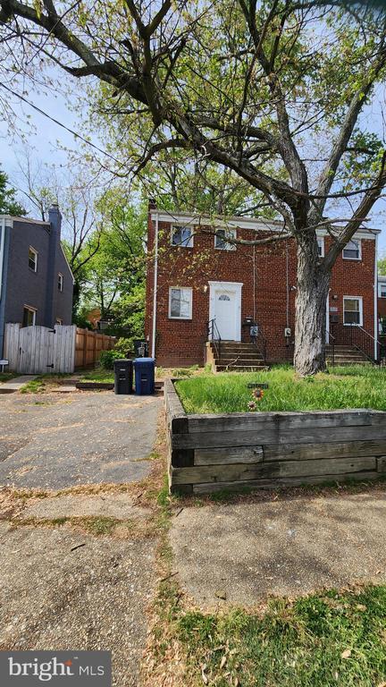 property at 27 S Hudson St