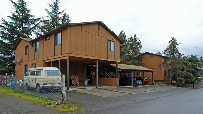 Pine Grove Apartments in Roseburg, OR - Building Photo - Building Photo