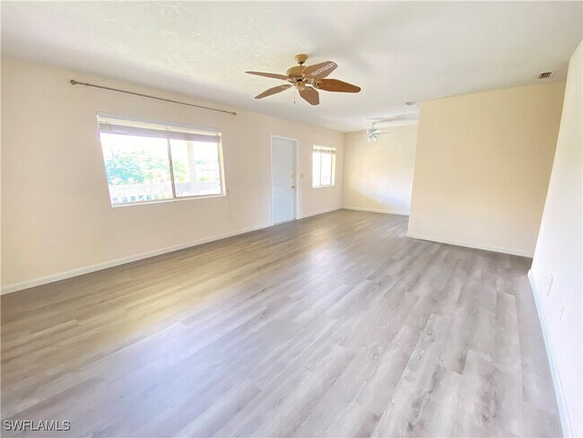 4607 Bayshore Dr in Naples, FL - Foto de edificio - Building Photo