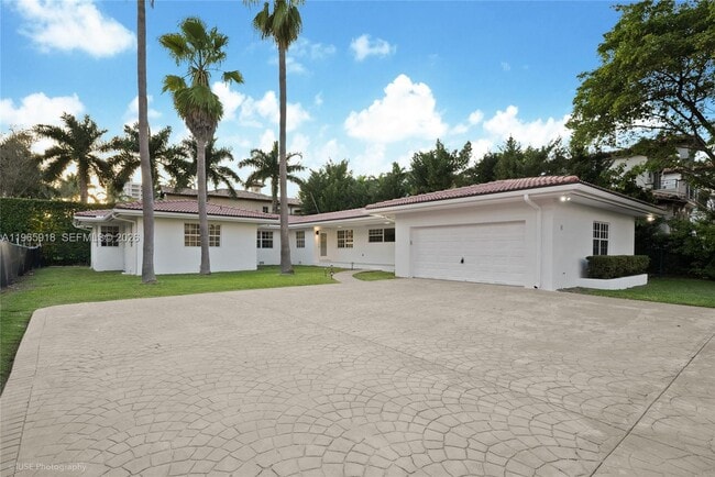 52 Camden Dr in Bal Harbour, FL - Building Photo - Building Photo