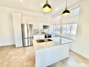 2102 Mechanic St, Unit 205 in Galveston, TX - Building Photo - Building Photo