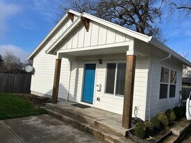 550 A G St in Independence, OR - Building Photo