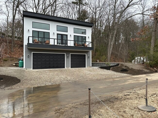 43 1st St in Windham, NH - Foto de edificio - Building Photo