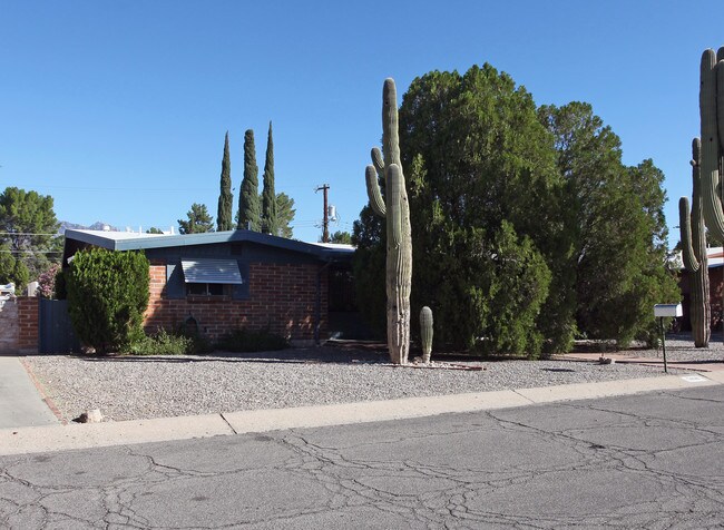 5839-5841 E North St in Tucson, AZ - Foto de edificio - Building Photo