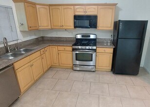 2818 S Bronson Ave, Unit #B in Los Angeles, CA - Foto de edificio - Building Photo