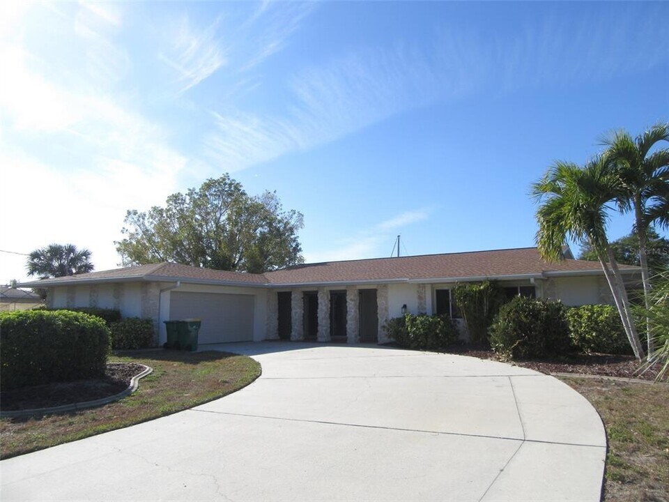 4429 Crews Ct in Port Charlotte, FL - Building Photo