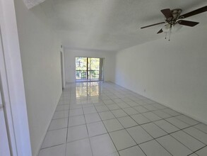 8001 Fairview Dr in Tamarac, FL - Building Photo - Building Photo