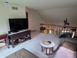 421 Lindenwood Dr in Hartland, WI - Building Photo - Building Photo