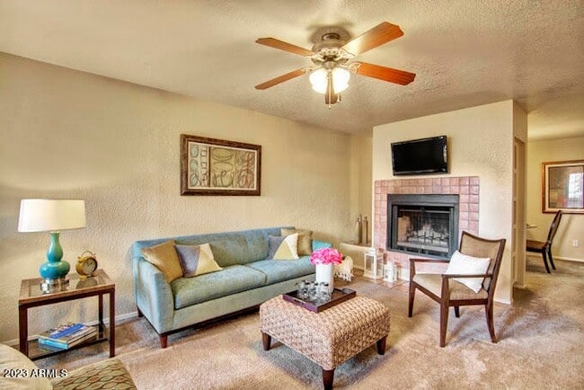 10002 N 7th St in Phoenix, AZ - Foto de edificio - Building Photo